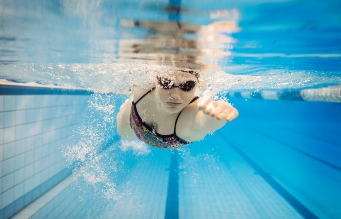 Mujer nadando en la piscina