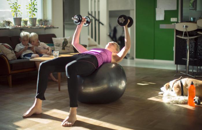 Mujer haciendo ejercicio en casa