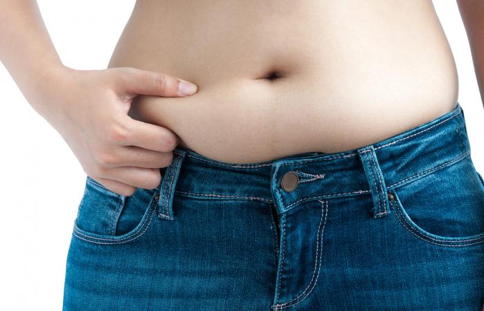 Mujer pellizcándose el vientre