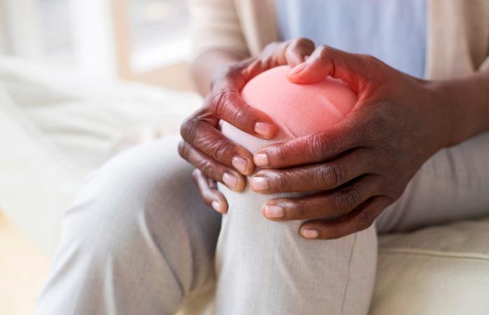 Mujer con dolor de rodilla