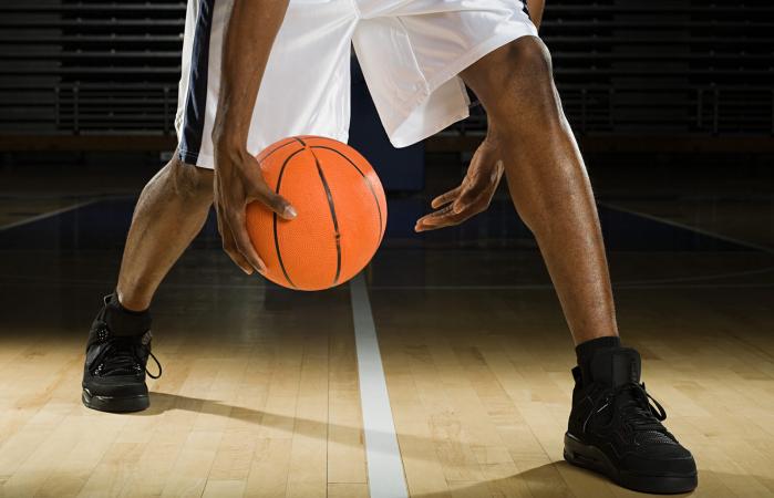 Piernas de un jugador de baloncesto