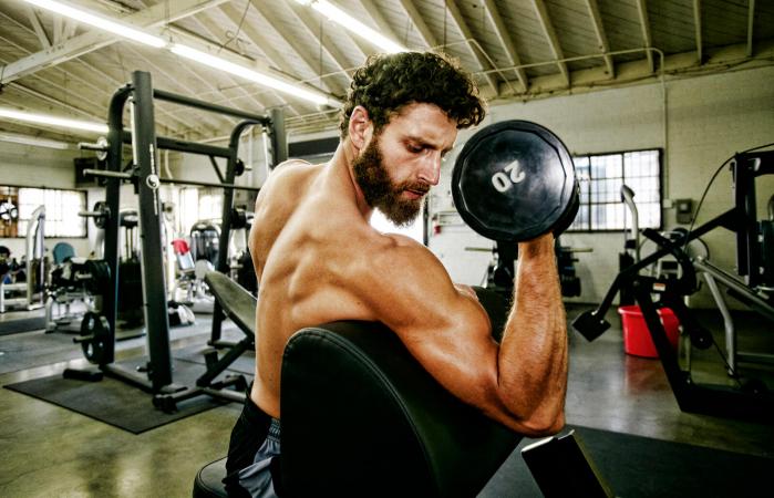 Hombre haciendo curl de bíceps