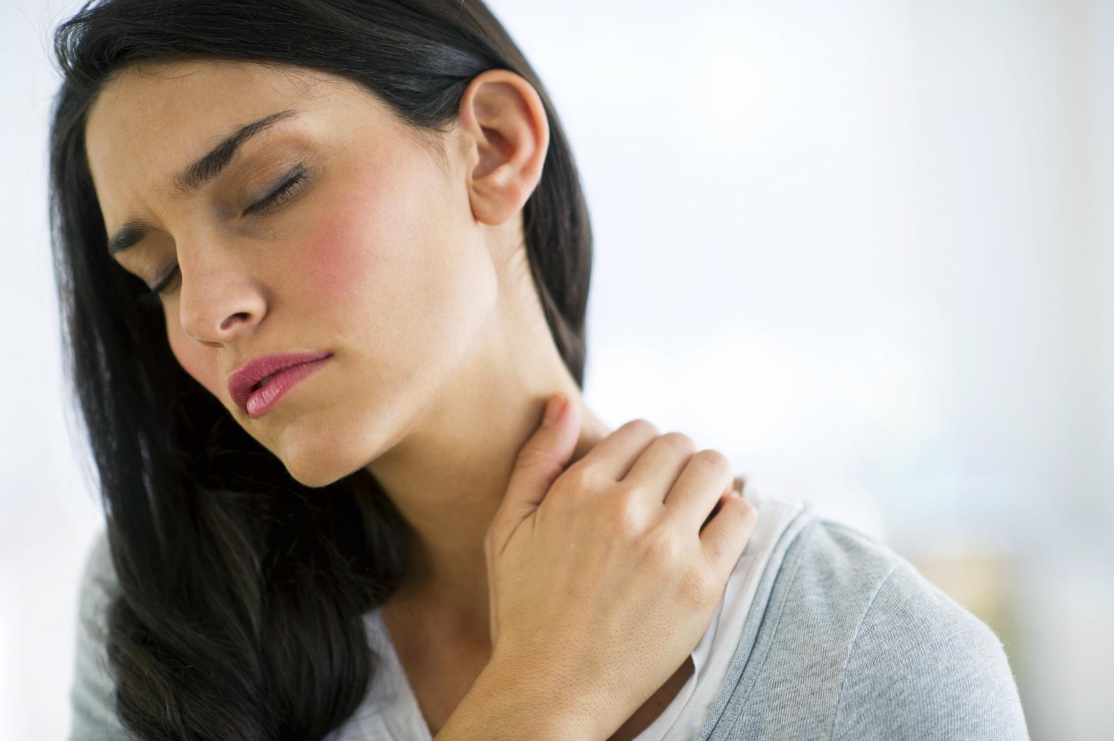 Mujer con dolor de cuello