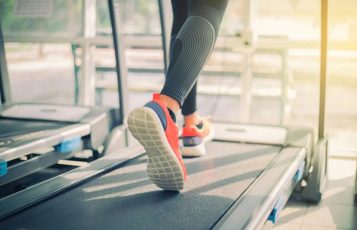 Mujer corriendo en la cinta de correr
