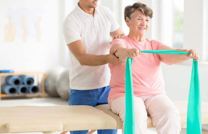 Mujer en terapia haciendo ejercicios de fortalecimiento