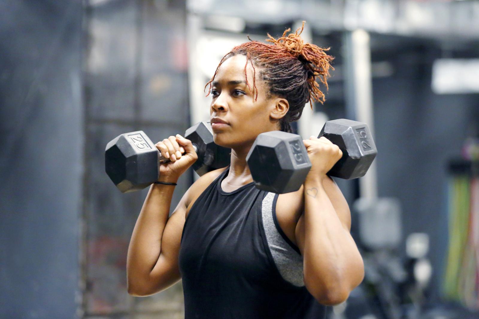 Mujer entrenando la parte superior del cuerpo