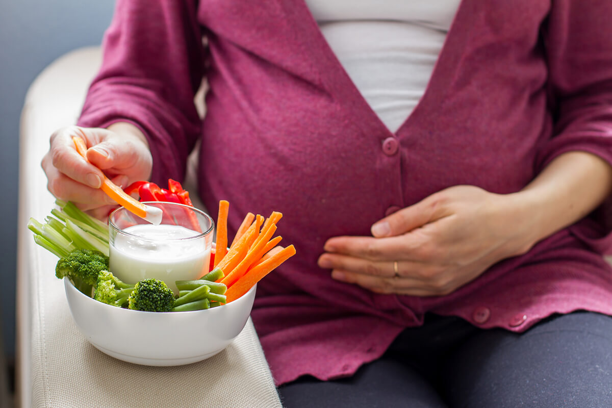 mujer-embarazada-comiendo.jpg