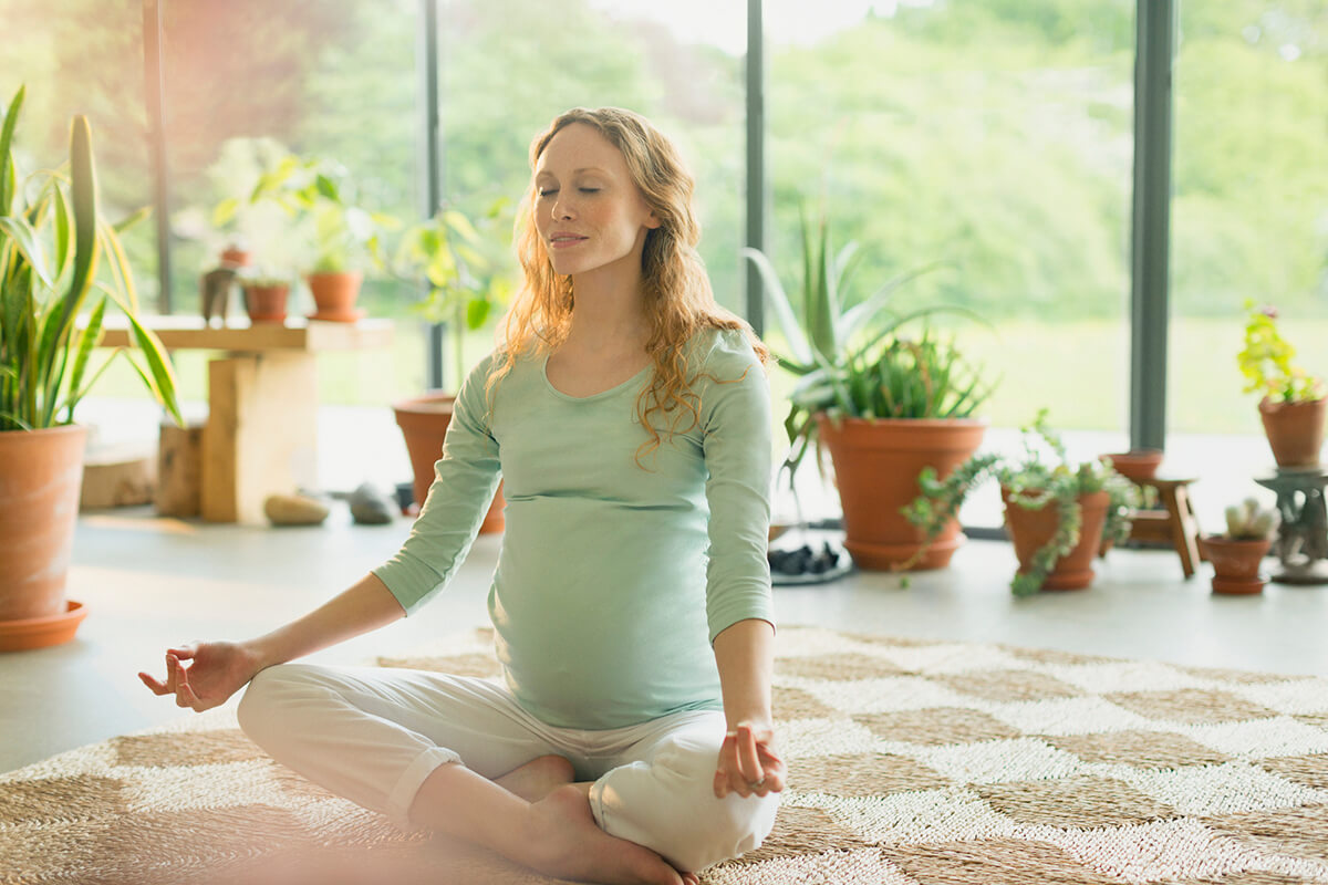 mujer-embarazada-meditando.jpg