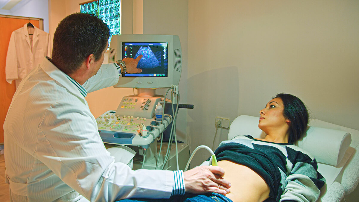 doctor-usando-ultrasonido.jpg