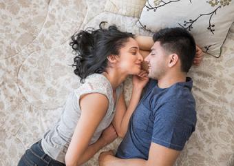 Pareja en la cama