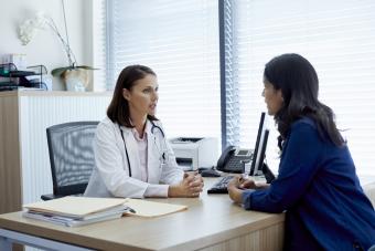 Una mujer y el médico