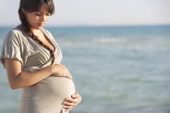 Una mujer embarazada a la playa