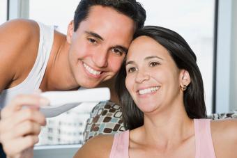 Una mujer aprende los resultados de una prueba de embarazo