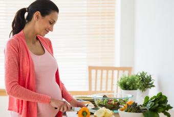 Mujer embarazada cocinando