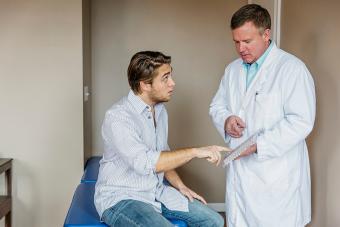 Doctor hablando con paciente