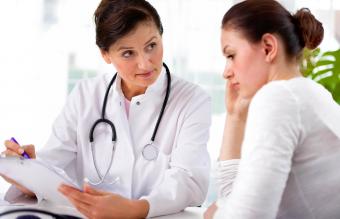 Doctora explicando el diagnóstico a paciente