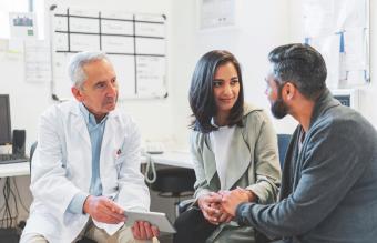 Médico hablando con una pareja