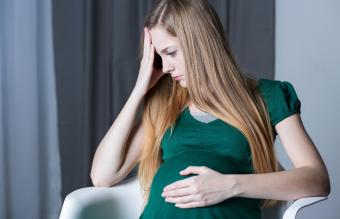 Adolescente triste en embarazo avanzado