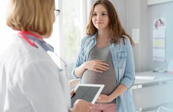 Chica embarazada en el doctor