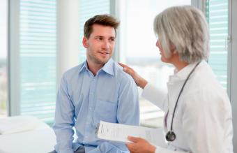 Médico hablando con un hombre en la oficina