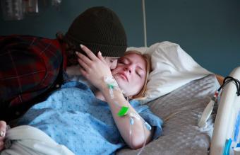 Hombre besando a mujer en el hospital