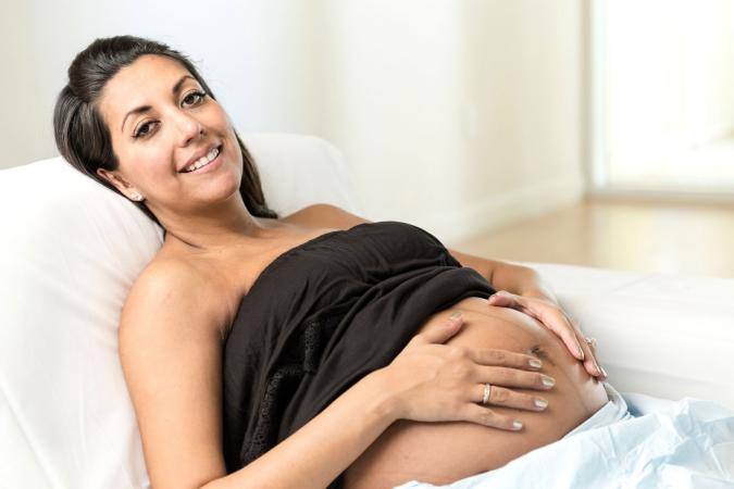 Mujer embarazada sosteniendo su estómago