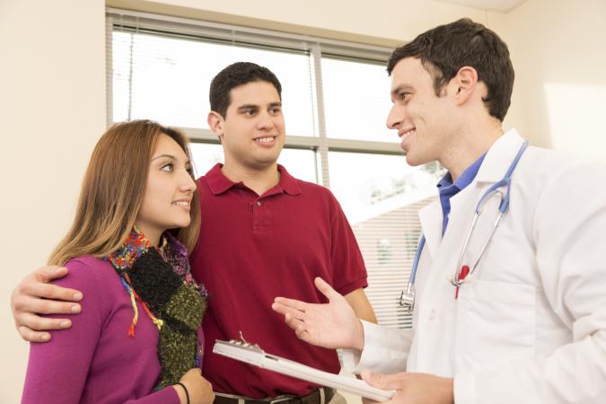 Doctor discutiendo el resultado de la prueba