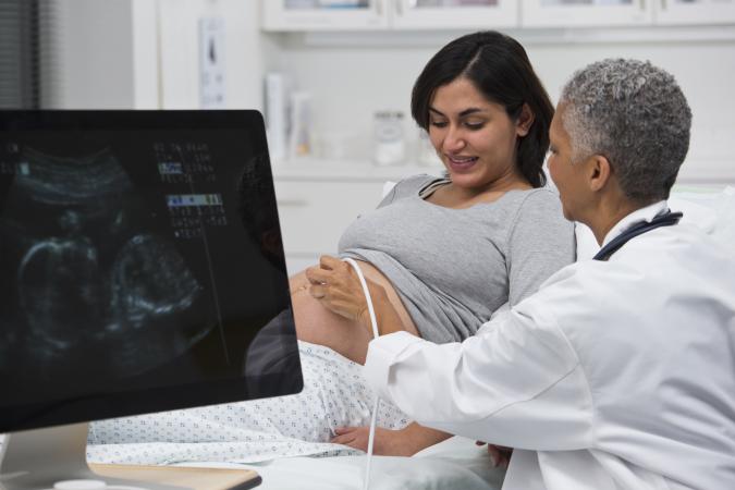 Mujer que consigue el ultrasonido