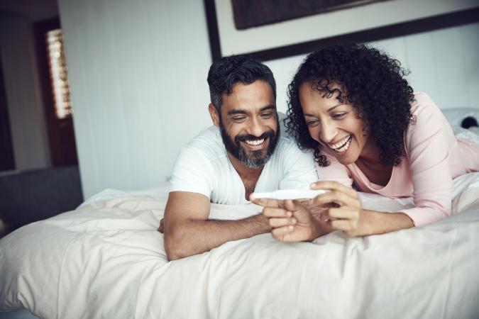 Pareja con prueba de embarazo