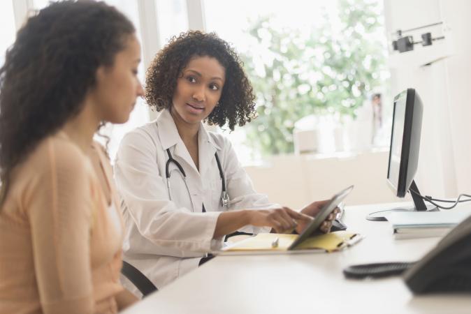 Una mujer y su médico