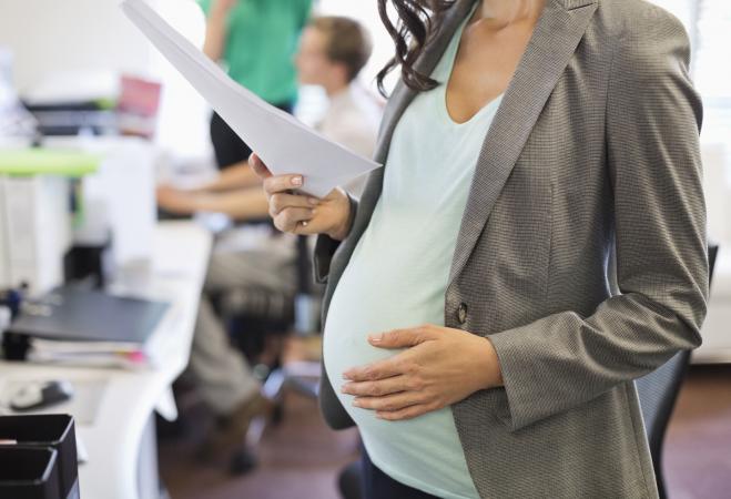 una mujer embarazada en el trabajo