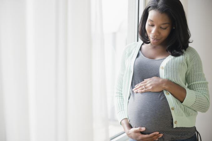 una mujer embarazada
