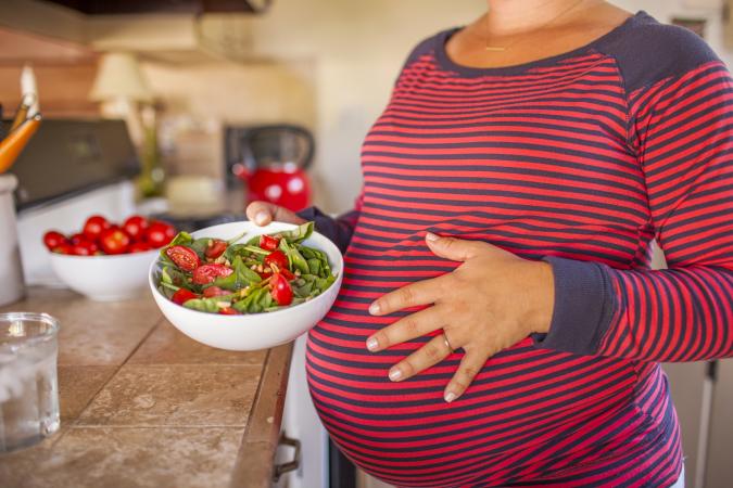 una mujer embarazada y ensalada