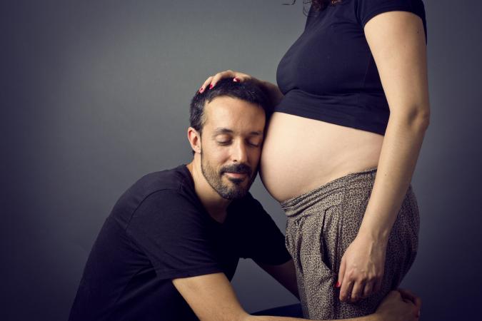 Papa ecuchando a su bebe