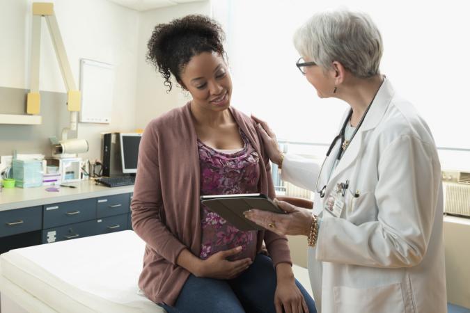 una mujer con su medico
