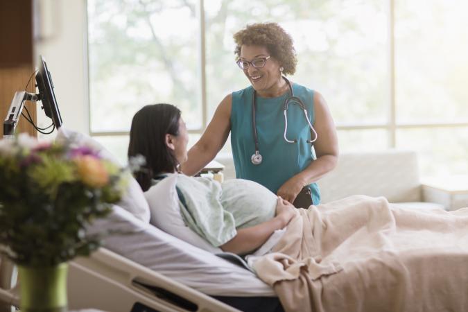 una mujer hablando con su medico
