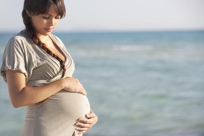 Una mujer embarazada a la playa