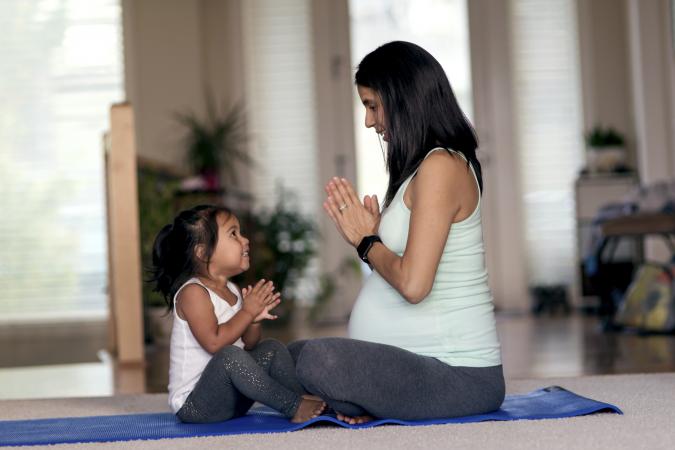 practicando yoga