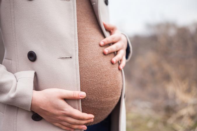 Una mujer embarazada