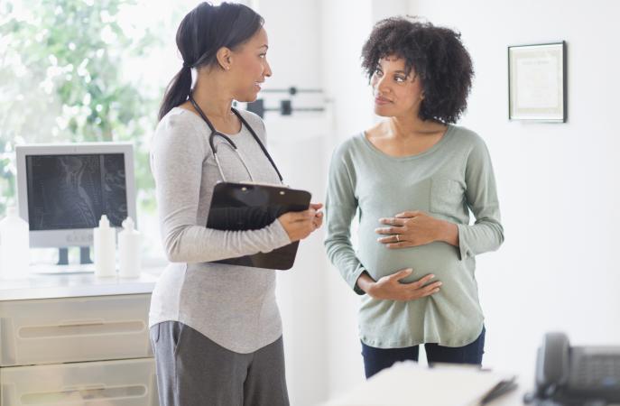 Una mujer habla con su médico