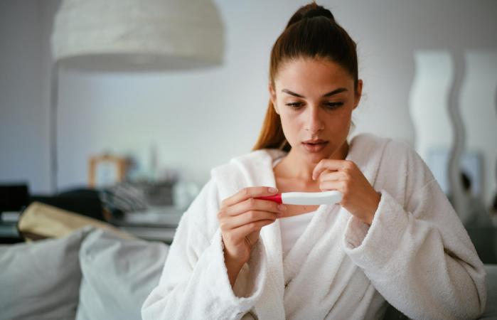 Mujer preocupada mirando prueba de embarazo