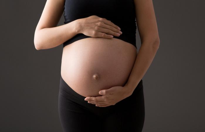 Mujer de 9 Meses de Embarazo