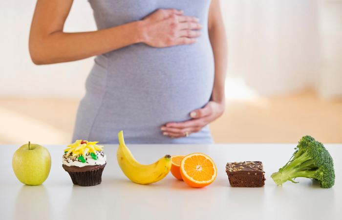 Mujer embarazada con opciones de comida
