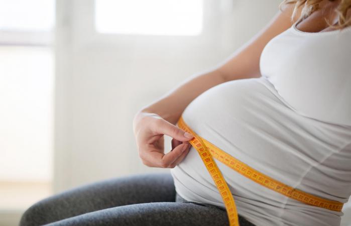 Mujer embarazada midiendo su vientre