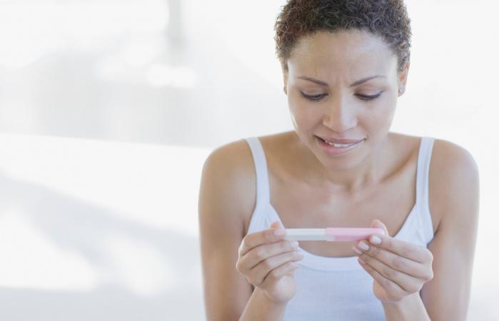 Mujer mirando prueba de embarazo