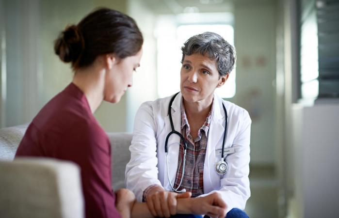Doctora consolando a una mujer luego de un aborto espontáneo