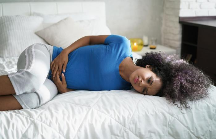 Mujer con calambres después de la inseminación intrauterina