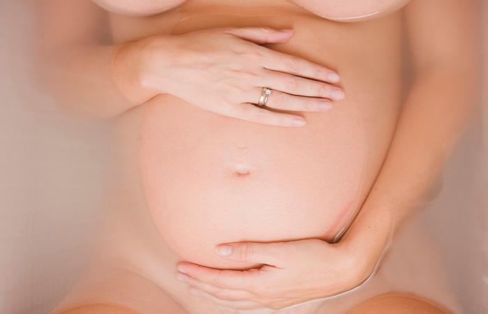 Mujer embarazada en la bañera