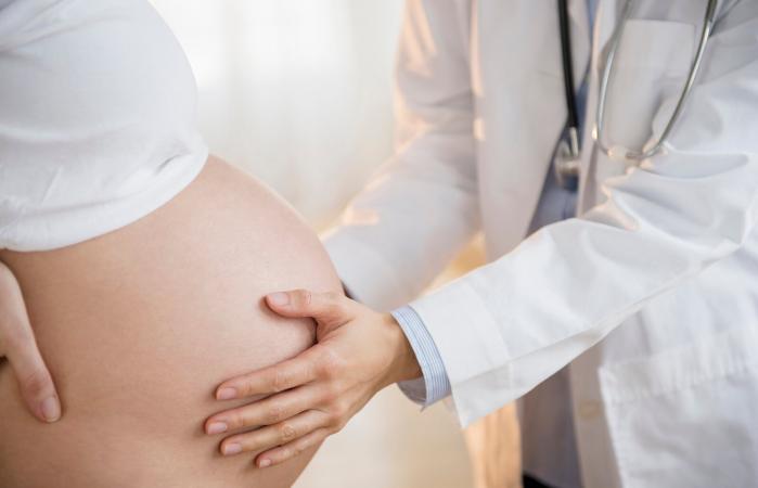 Doctora examinando mujer embarazada