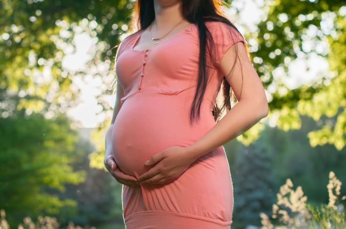 Mujer embarazada sosteniendo el estómago
